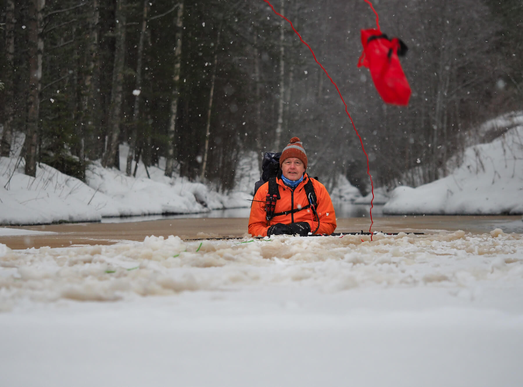 Kun selässä on kelluttava reppu ja repun sisällä vaihtovarusteet kuivapusseissa, pysyy luistelija vaivatta veden pinnalla.