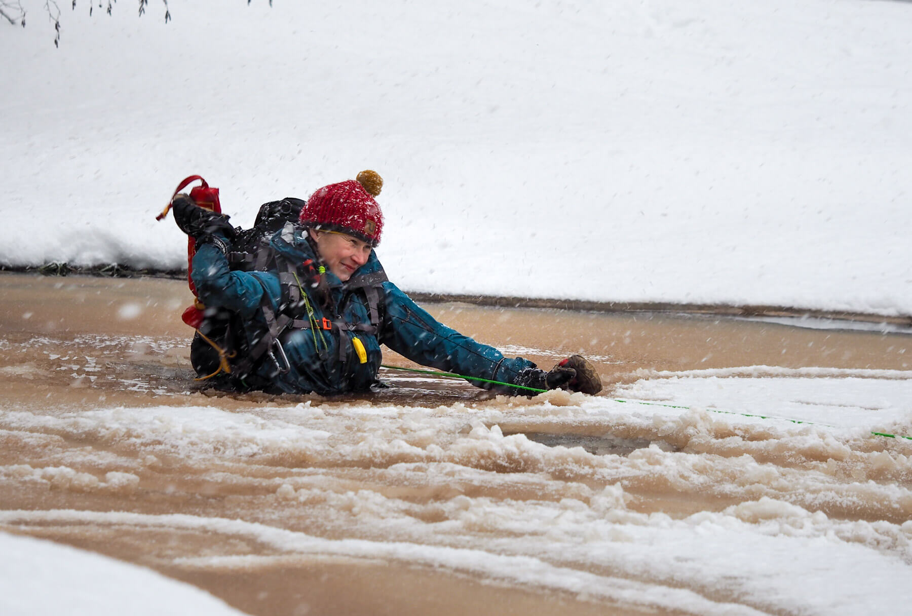 Toinen käsi tukee luistelijaa jään reunaan naskalin avulla toisen käden tarttuessa heittoliinaan. Valvottu pulahdus tarjoaa mainion tilaisuuden testata oman heittoköyden toimivuutta. Kestääkö kiinnitys? Nostaako köysi luistelijan oikeassa kulmassa ylös? Repun yläosasta tukipisteen hakeva heittoliina ohjaa vahinkouimarin yläosa edellä takaisin jäälle. Liian alas kiinnitetty köysi voi nostaa lantion ylös ja työntää samalla jalat hankalasti jään alle.