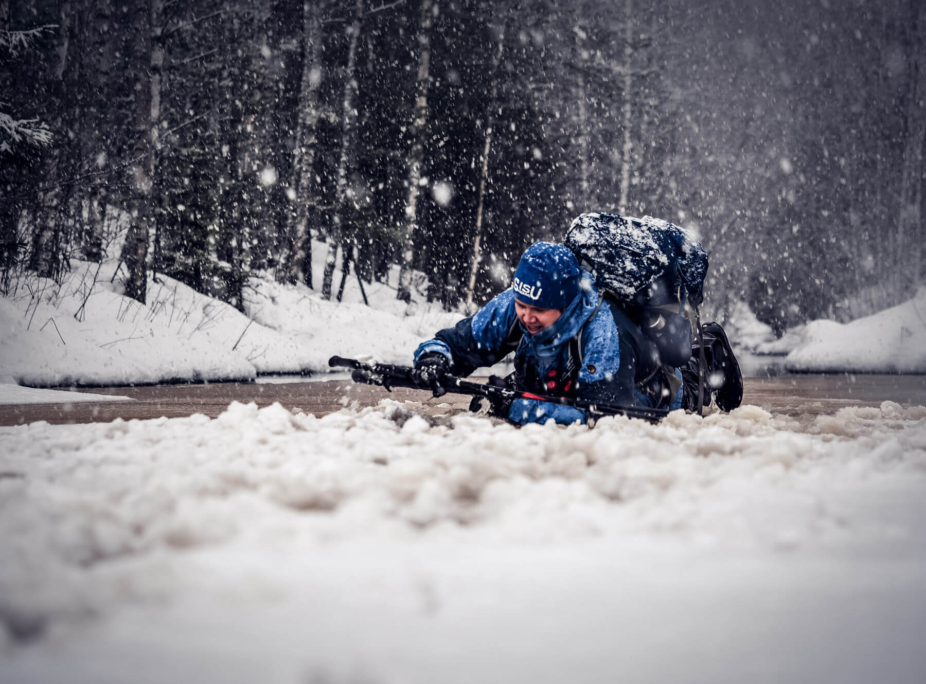 Onnistuneen plutaustreenin jälkeen on luottavainen mieli. Omat varusteet ja taidot on hetkeksi testattu ja puutteet korjattu. Ajatus kääntyy väkisin muihin jäällä liikkujiin. Siihenkin erääseen naskaleiden kanssa kovassa pakkasessa kulkijaan. Oliko ajatellut, miten selviäisi lisävarusteitta lämpimään, jos jää pettäisi? Kuvat: Terhi Ilosaari.