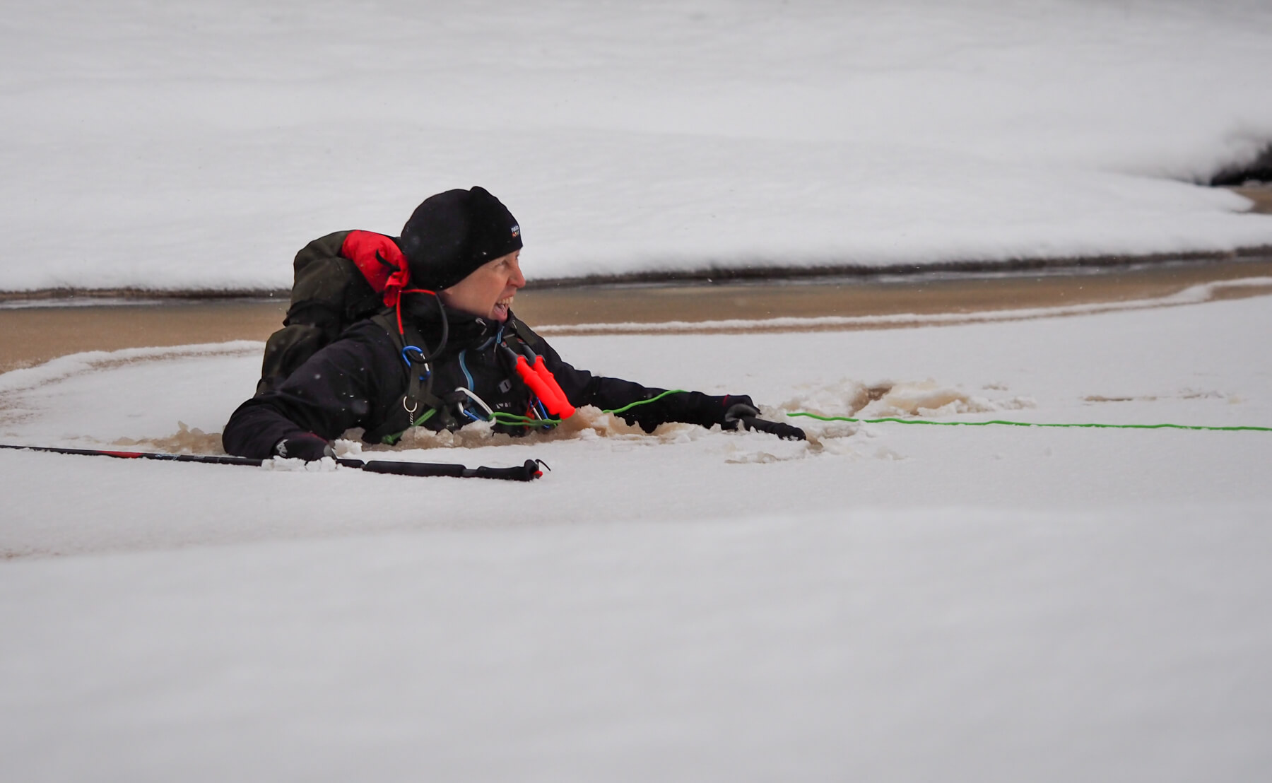 Niin treenissä kuin tositilanteessakin, on parasta ensin hengitellä hetki ja ajatella: tuttua juttuahan tässä ollaan tekemässä. Sitten katse suuntaan, mistä tultiin, koska siellä on testatusti kantavaa jäätä. Kuvaa katsellessa ymmärtää, miksi retkiluistelijat pitävät naskaleita telineessä lähellä leukaa tai vaihtoehtoisesti repun olkahihnassa kiinni. Taskussa kulkevia tai navan korkeudella roikkuvia naskaleita on hankala, jos ei peräti mahdonta, kaivaa vedeen varaan jouduttuaan käsille.