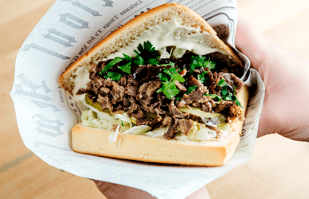 Rokan keittiössä poronkäristys muuttuu katuruoaksi. Kuva: Ravintola Roka.