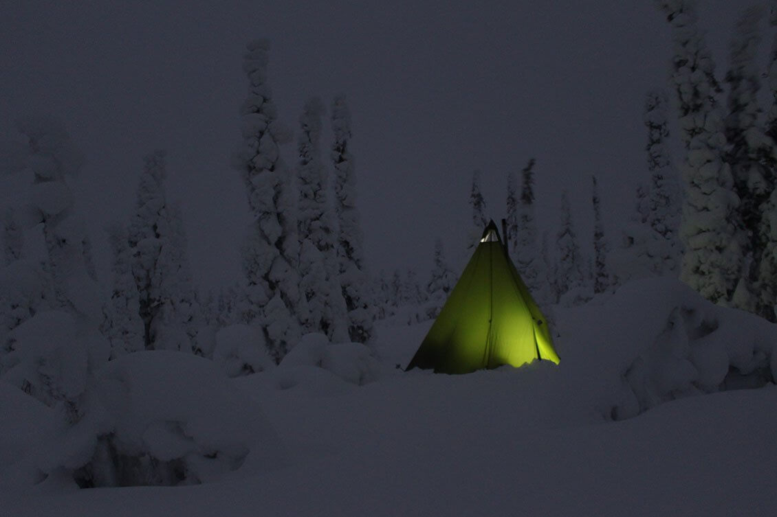 Kamiina lämmittää kodan pimenevässä illassa Puljun erämaassa. Kuva: Jouni Laaksonen.