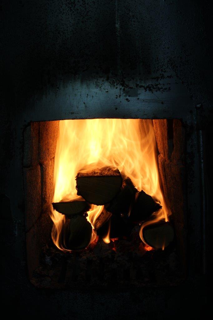 Ei. Kyllä se on P niin kuin puulämmitteinen koti.