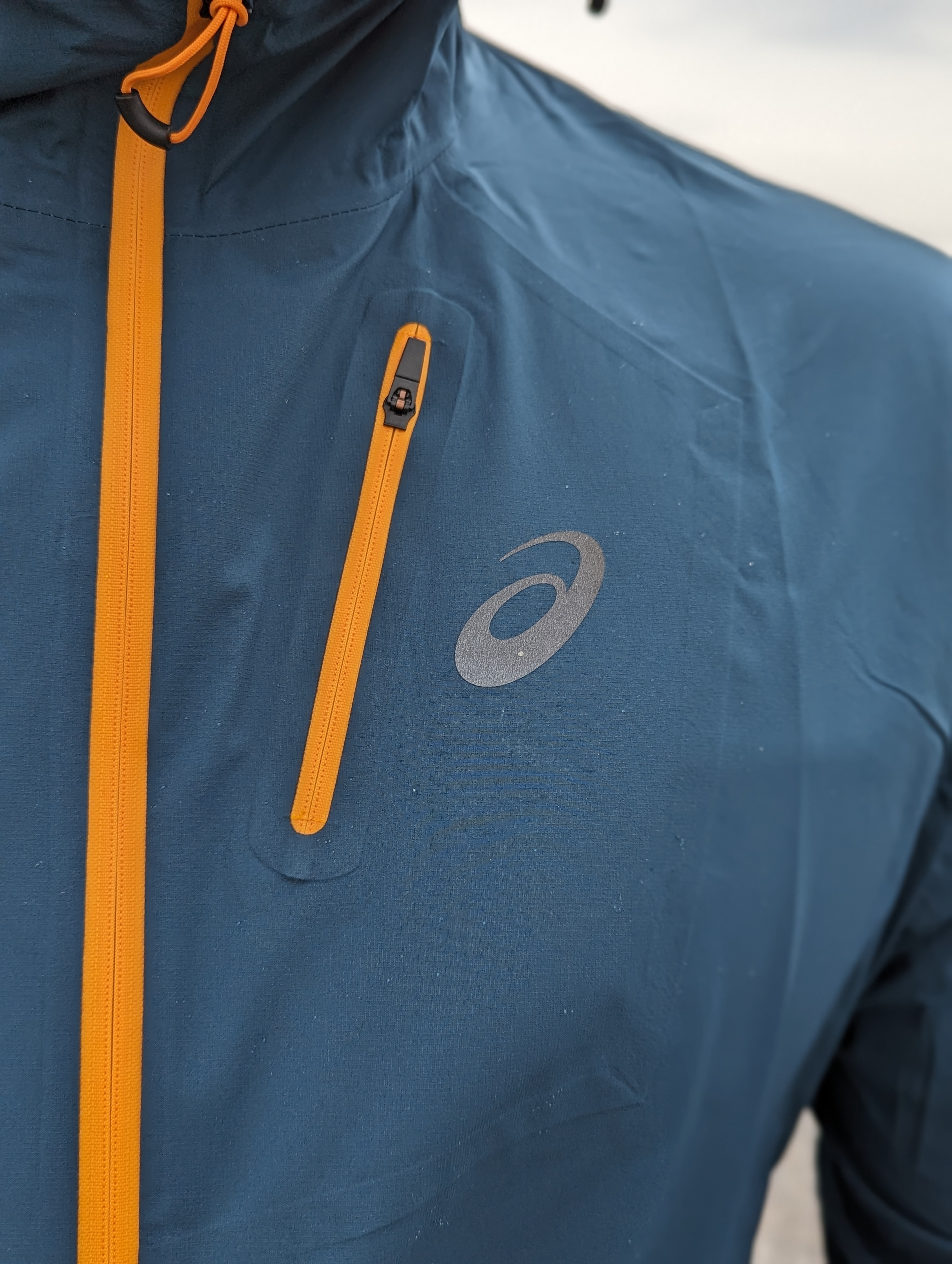 Fujitrail waterproof -takin saa kätevästi pakattua sen omaan taskuun, jolloin se on helppo ottaa mukaan. Takki on tehty laadukkaasta japanilaisesta Pertex Shield -kankaasta.