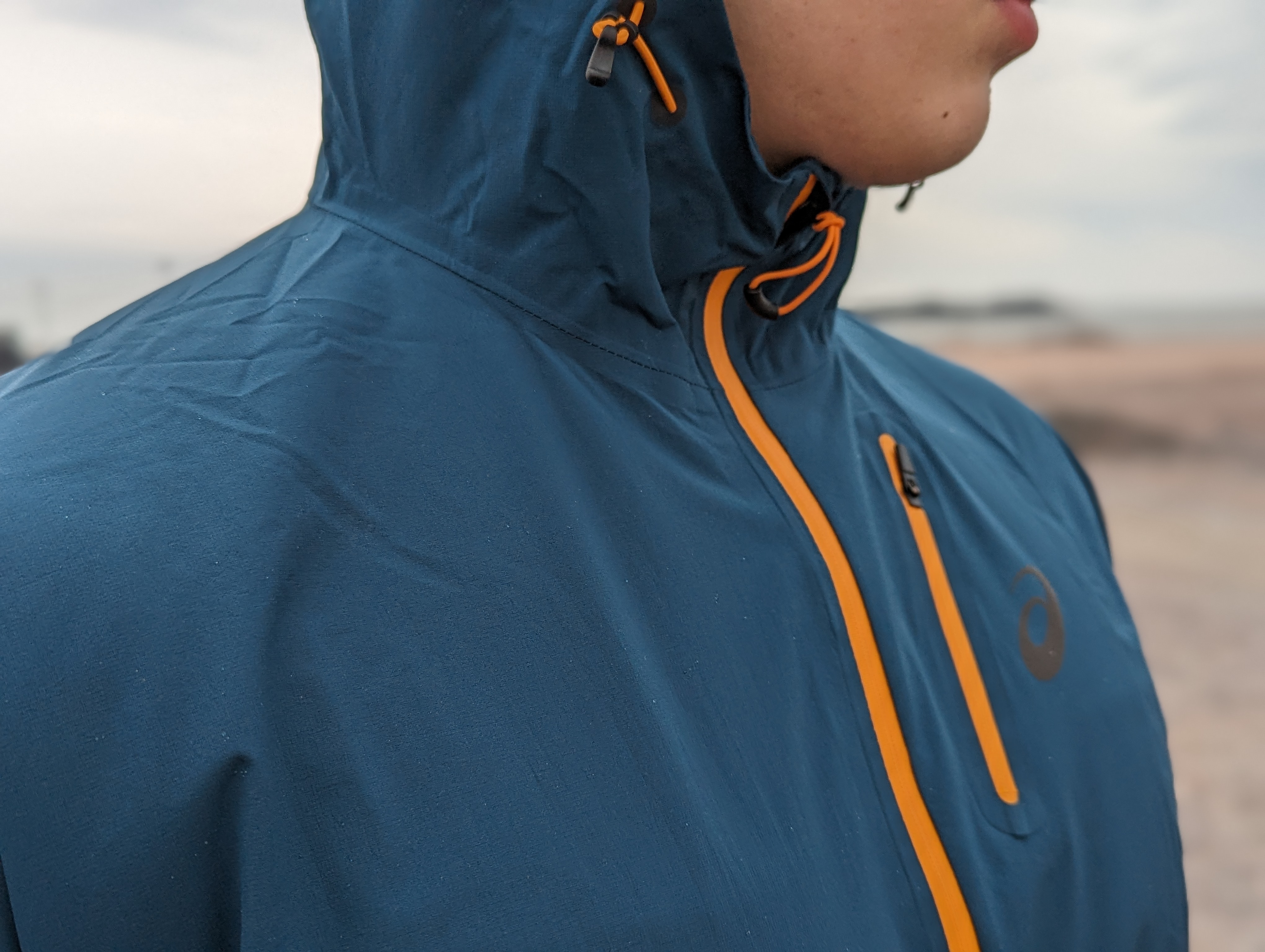 Fujitrail waterproof -takki on Asicsilta selkeä 