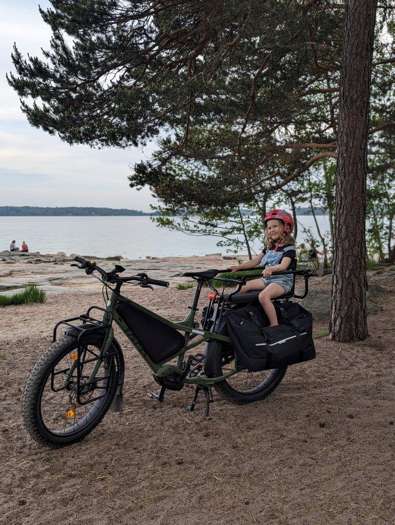 Tern Oroxissa on tilaa kuljettaa yhtä teiniä tai kahta pienempää lasta. Sivulaukkuihin saa viikon ruokaostokset. Tällä voi oikeasti korvata kaupungissa auton.