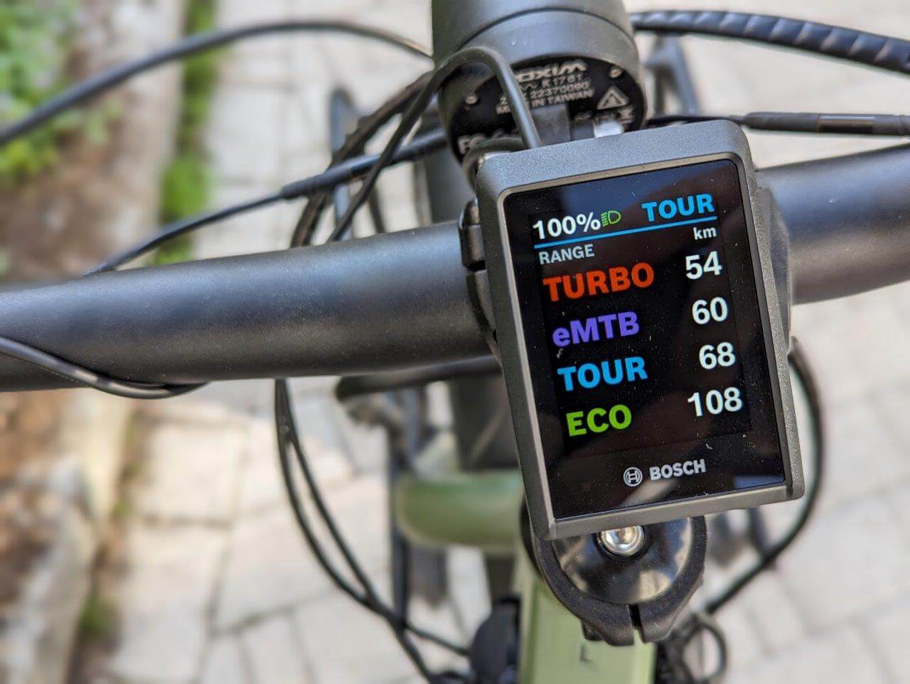 Suomessa on ollut myynnissä myös pyöriä 725 W akuilla, joka tarjoaa ECO-tilassa kantamaa vain reilut 100 kilometriä. Nyt myynnissä olevat tulevat 800 W akuilla.