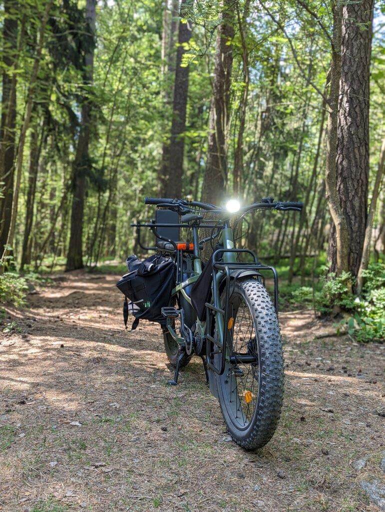 Ja edestä. Ajovalot on integroitu pyörään.