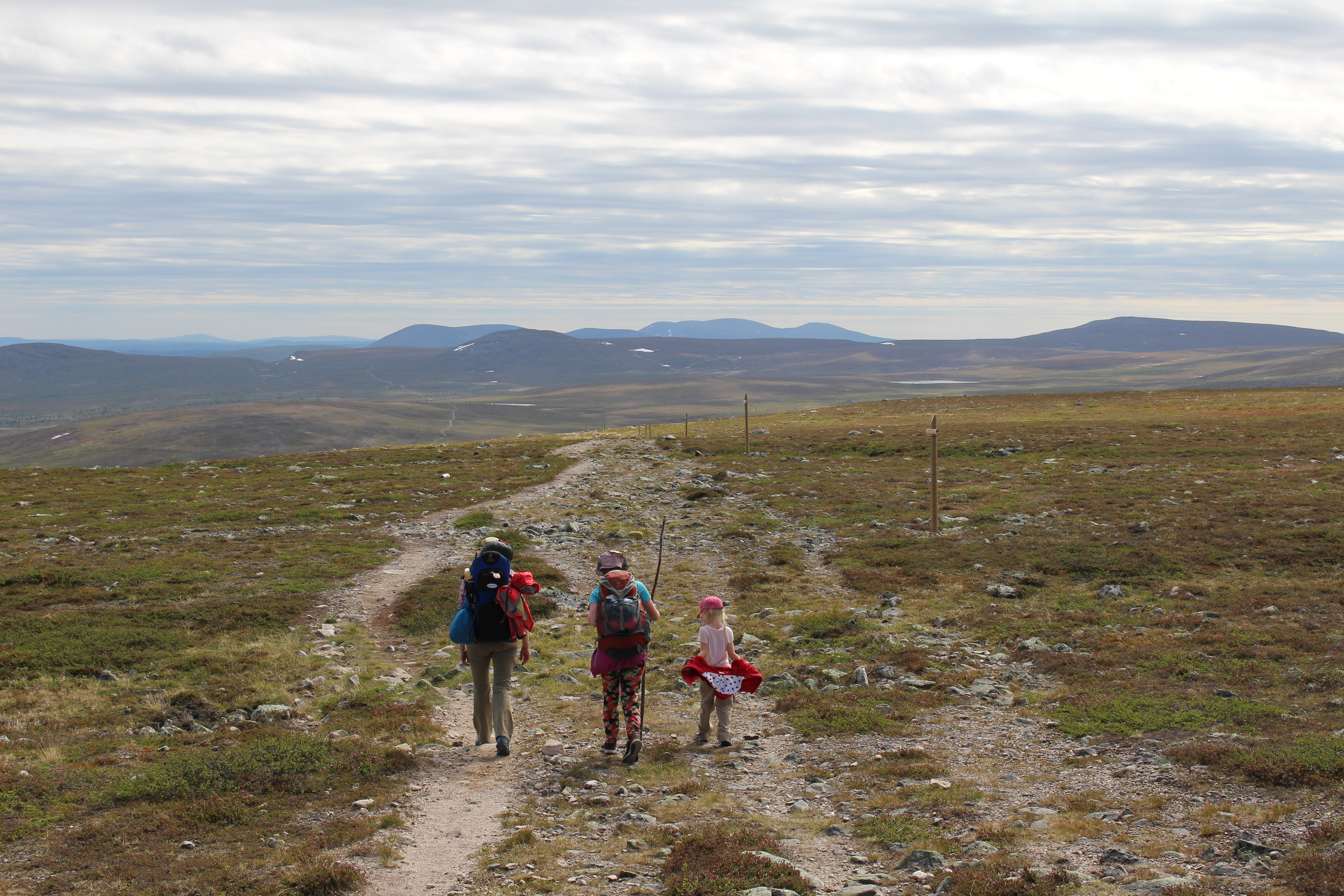 Nousu Pyhäkerolle oli pitkä ja rankka, mutta nyt käveleminen taas maittaa, kun edessä on vain alamäkeä Sioskuruun asti.