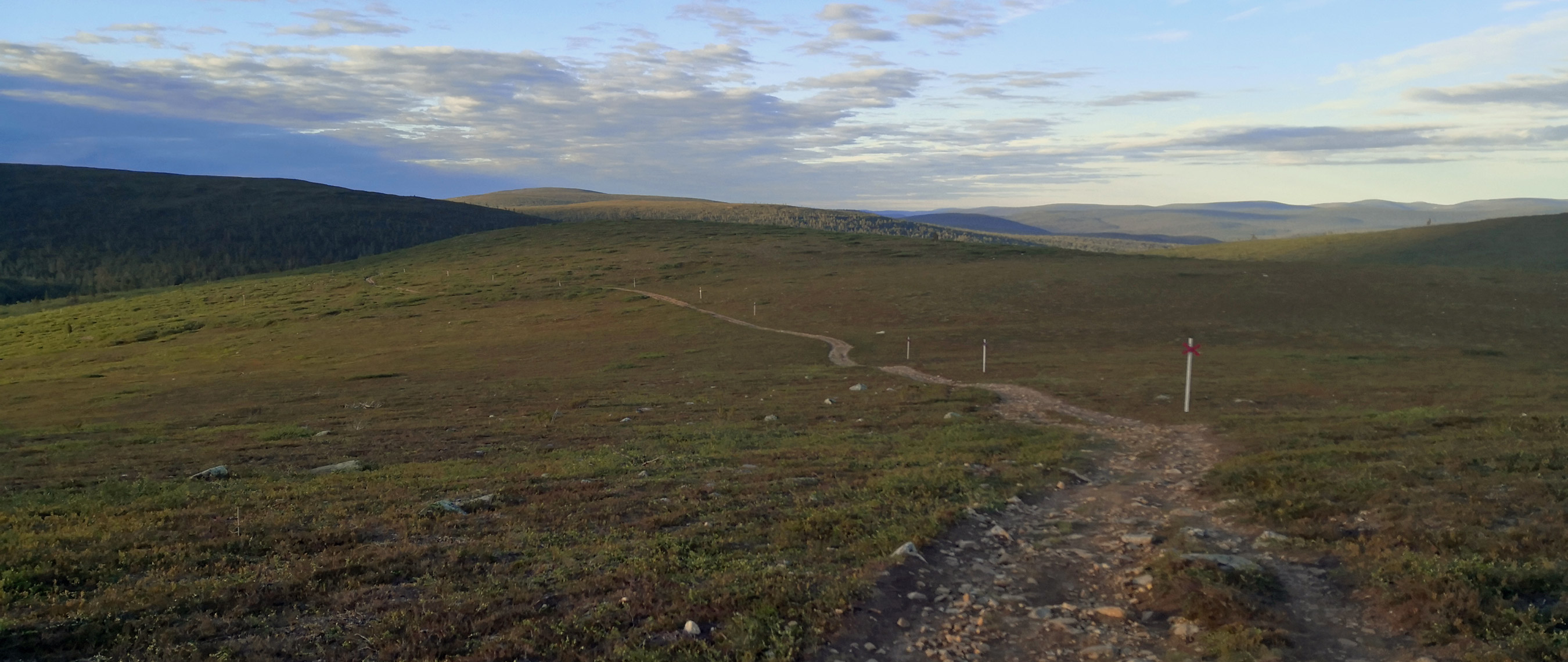 Reitti kulkee Raututunturien maisemissa.