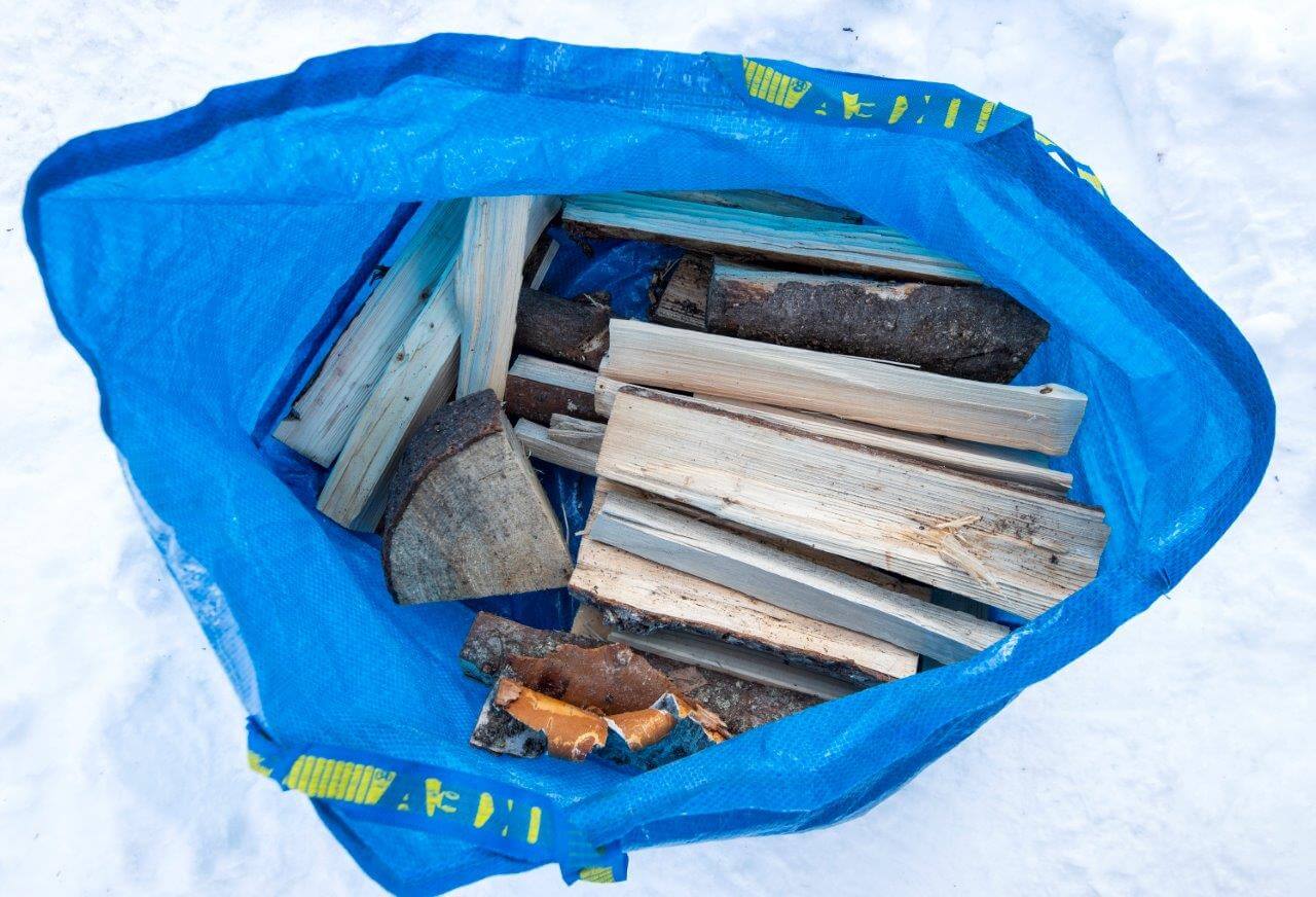 Kamiinaa varten pitää ottaa kotoa mukaan omat polttopuut.