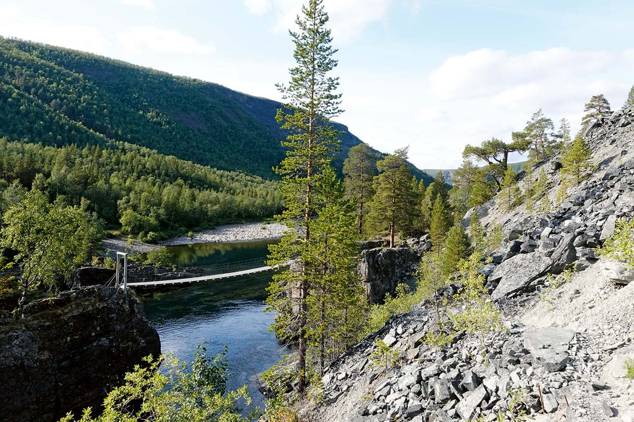 [05] Reisajoen yläjuoksulla sijaitsee saunallinen tupa ja riippusilta. Kuva: Oula Niemelä.