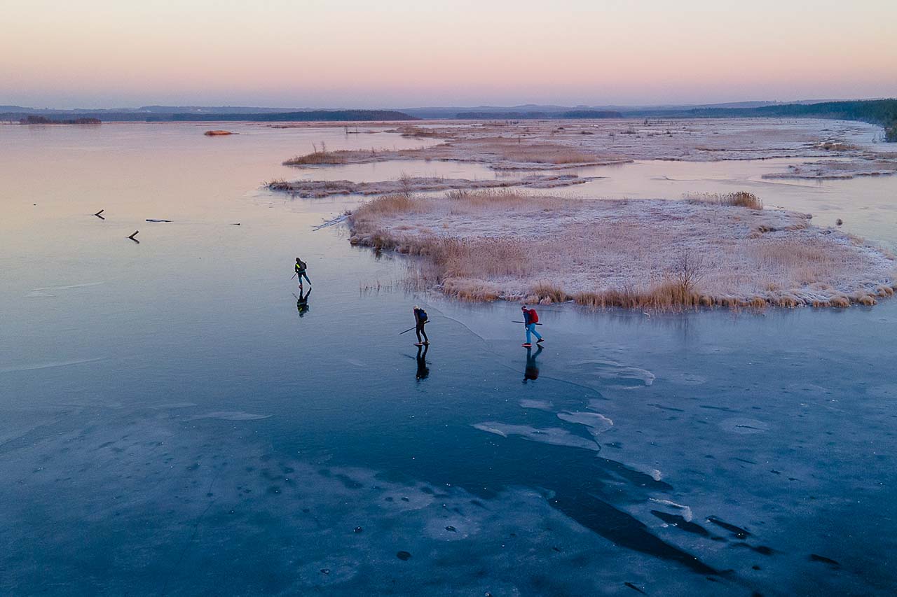Luistelukaveri jakaa elämykset ja auttaa vahinkotilanteissa. Yksin luistelu on vaarallista. Kuva: Lauri Kontkanen.