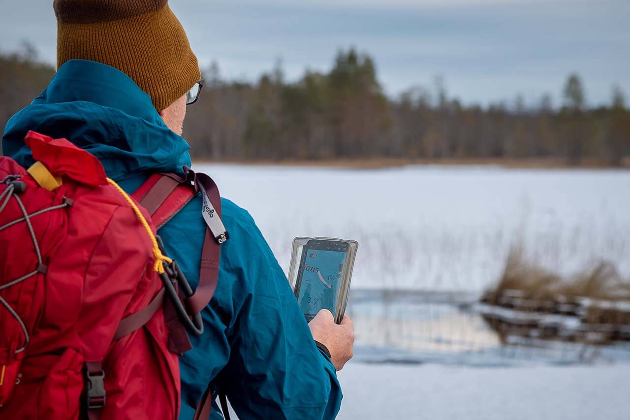 Ennen retkeä kartalta tutkitaan mahdolliset vaaran paikat. Retkellä on hauskaa huomata jään käyttäytyvän ennakoidusti. Kuva: Terhi Ilosaari.