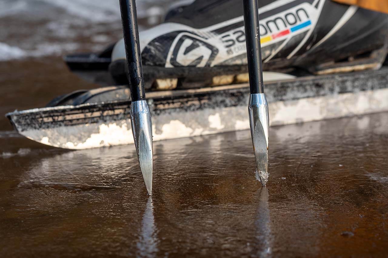 Jääsauvojen tärkein tehtävä on kertoa retkiluistelijalle jään paksuudesta. Kuva: Terhi Ilosaari.