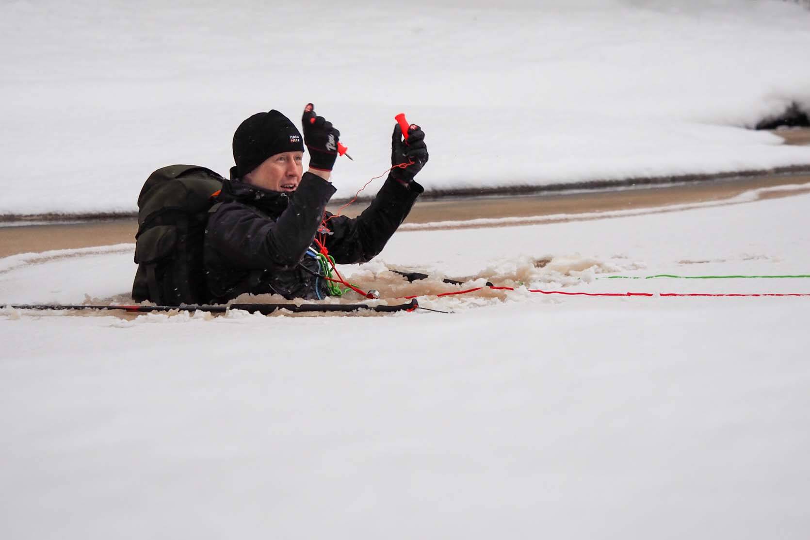 Järjestetyissä harjoituksissa jäihin vajoamista voi harjoitella turvallisesti. Omat taidot ja varusteet pääsevät plutausharjoituksissa hyvään testiin. Kuva: Terhi Ilosaari.