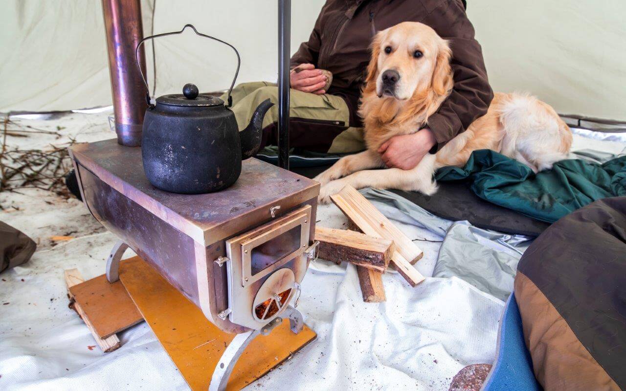 Kotateltta on varsin miellyttävä retkimajoite. Kamiina tarjoaa lämpöä, mutta mahdollistaa myös kokkailun.