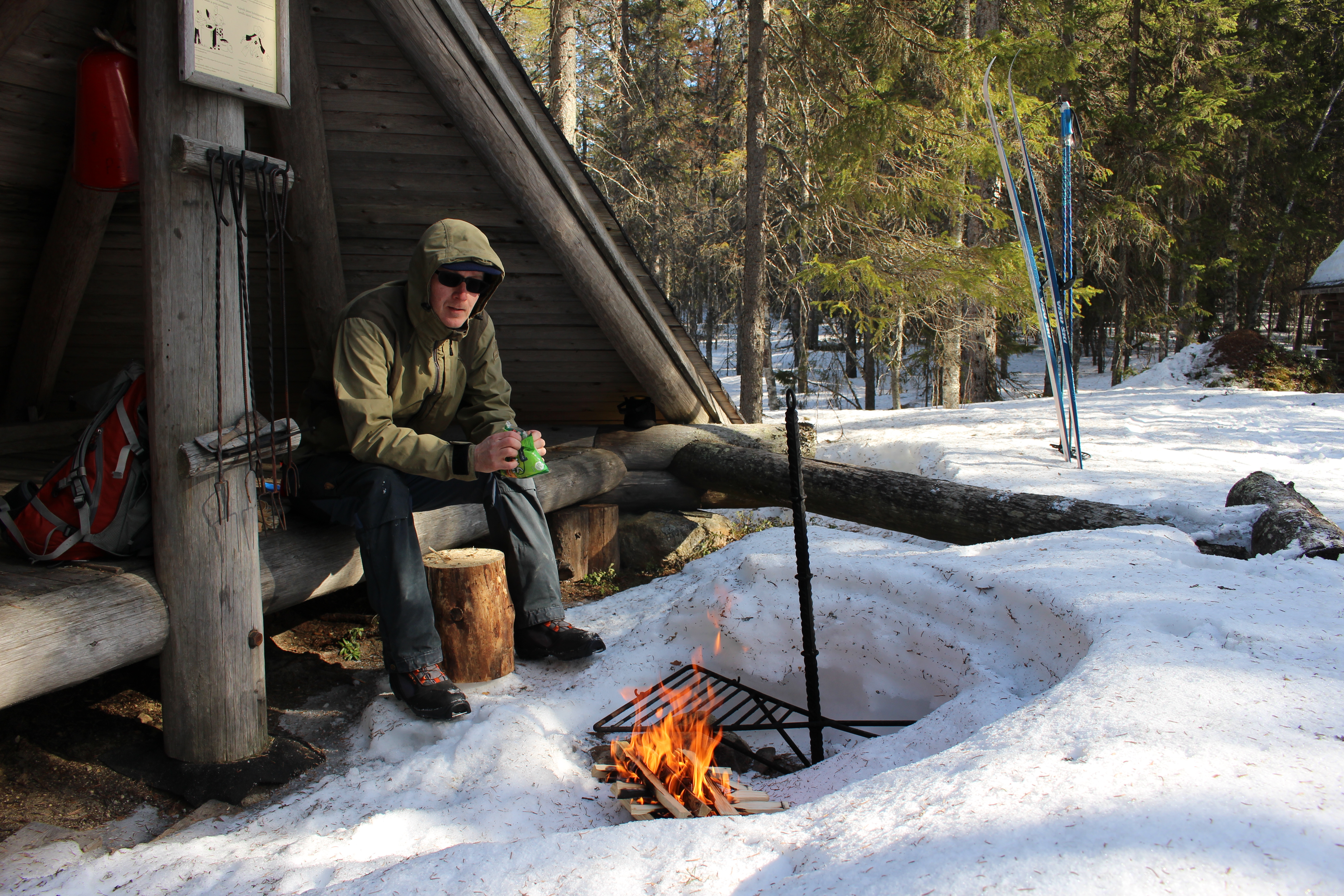 Tulisuo-Varpusuolla oli keväisen kirkasta ja kantavaa, mutta talvisen viileä viima. Lounastauolla lämmin kasvispiirakka maistui.