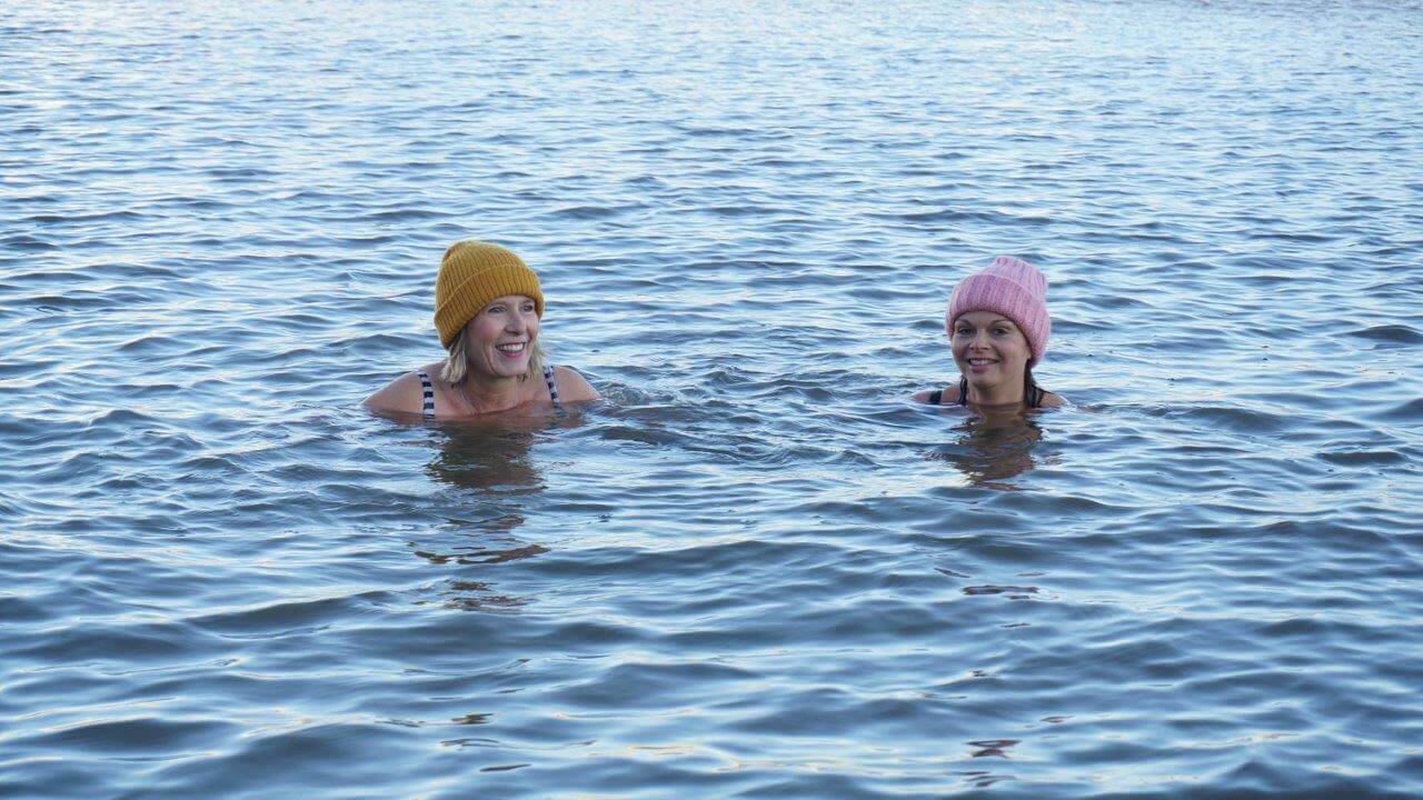 Riikka Airo ja Miia Lehto ovat molemmat sekä psykoterapeutteja että innokkaita talviuimareita. Kuvat: Pauliina Toivanen.