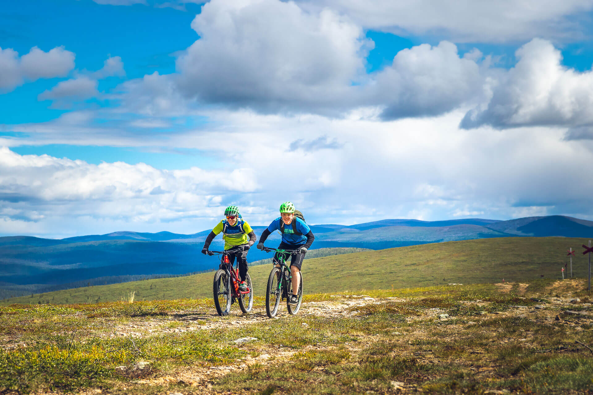 Kiilopää on maastopyöräilijän paratiisi. Kuvassa Roll Outdoorsin toinen perustaja Heikki Stöckell poikansa Konstan kanssa Niilanpään huipulla. Kuva: Johannes Perkkiö/Roll Outdoors.