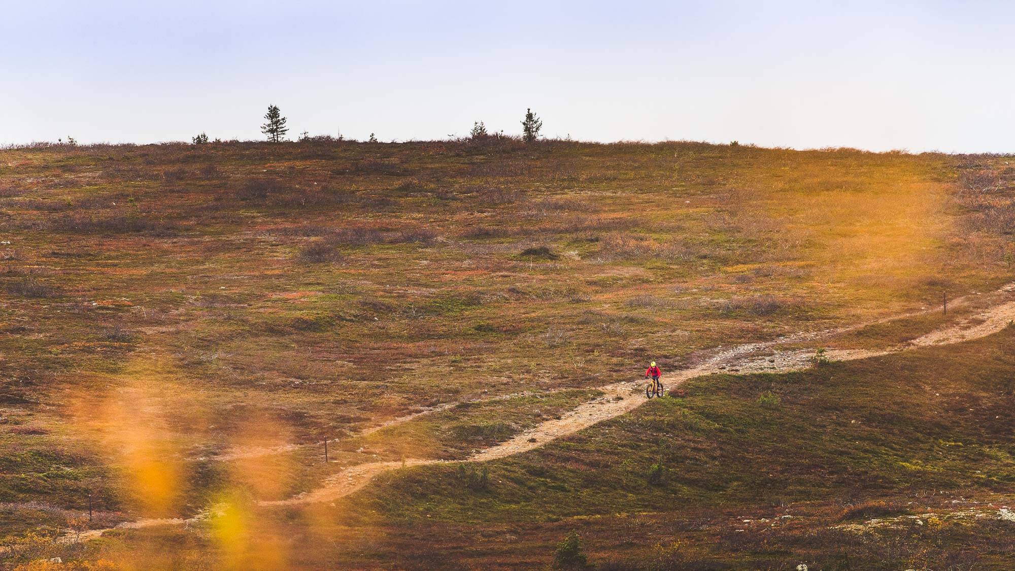 Avotunturimaasto kysyy hyvää kuntoa, mutta tarjoaa syksyn tullen upeita värejä palkinnoksi retkeilijälle. Kuva: Johannes Perkkiö/Roll Outdoors.