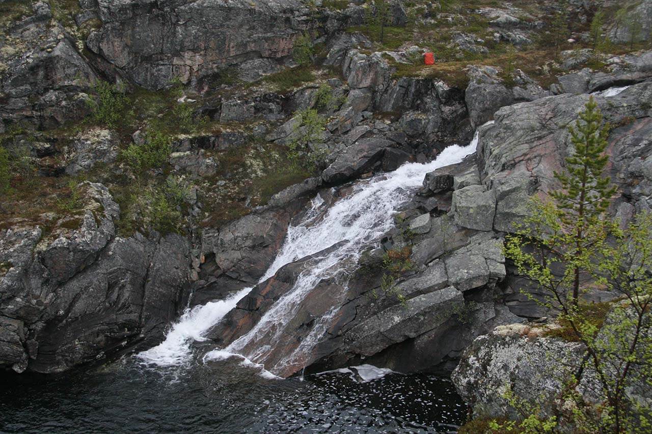Vätsärin [08] Routasenkurussa on kaksi upeaa putousta, kuvassa niistä alempi eli pohjoisempi. Kuva: Jouni Laaksonen.
