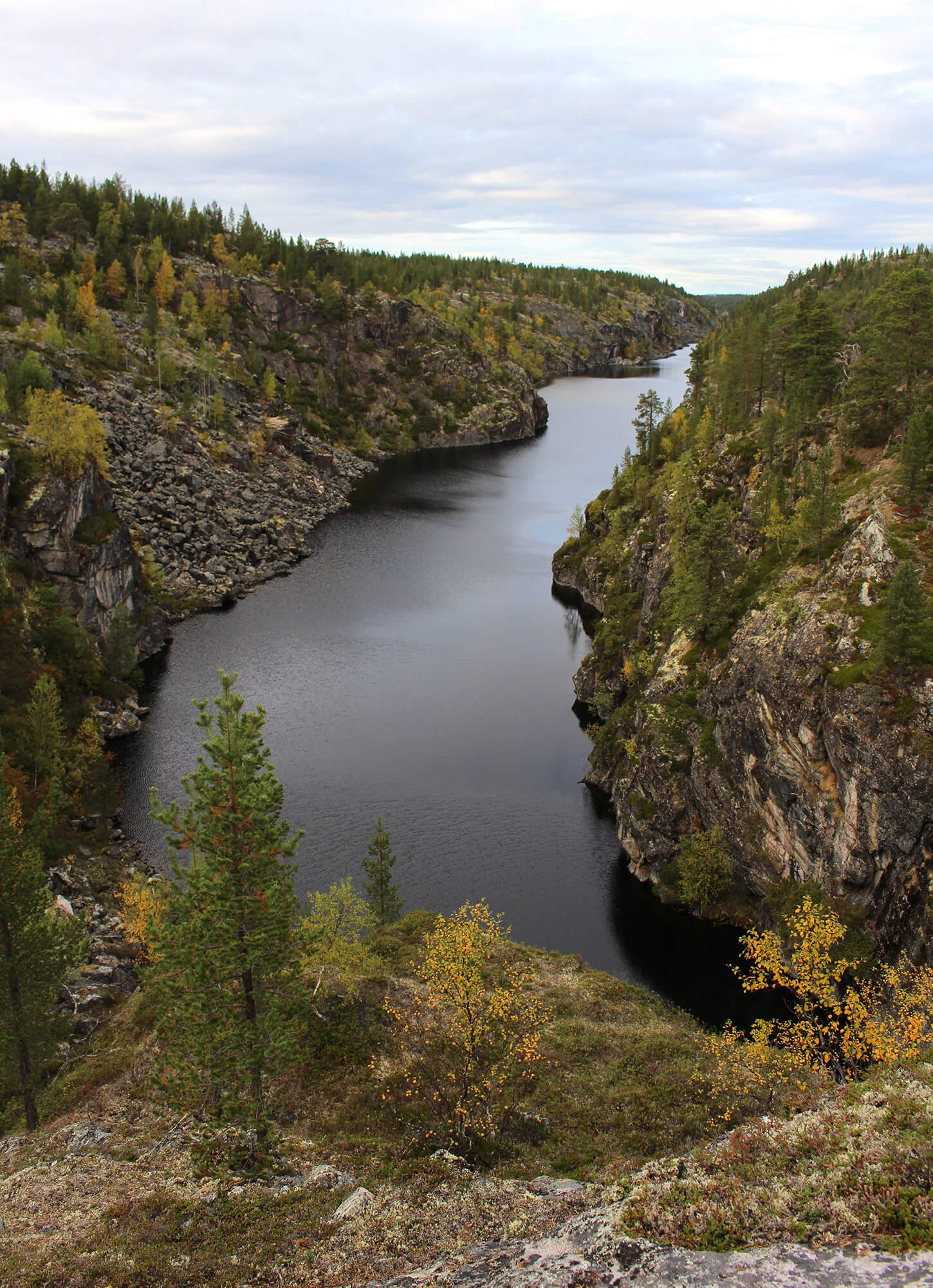 Routasenkurun 110-lammen eteläpäästä aukeava maisema tuo mieleen Kevon kanjonin, vaikka kokoeroa toki on.