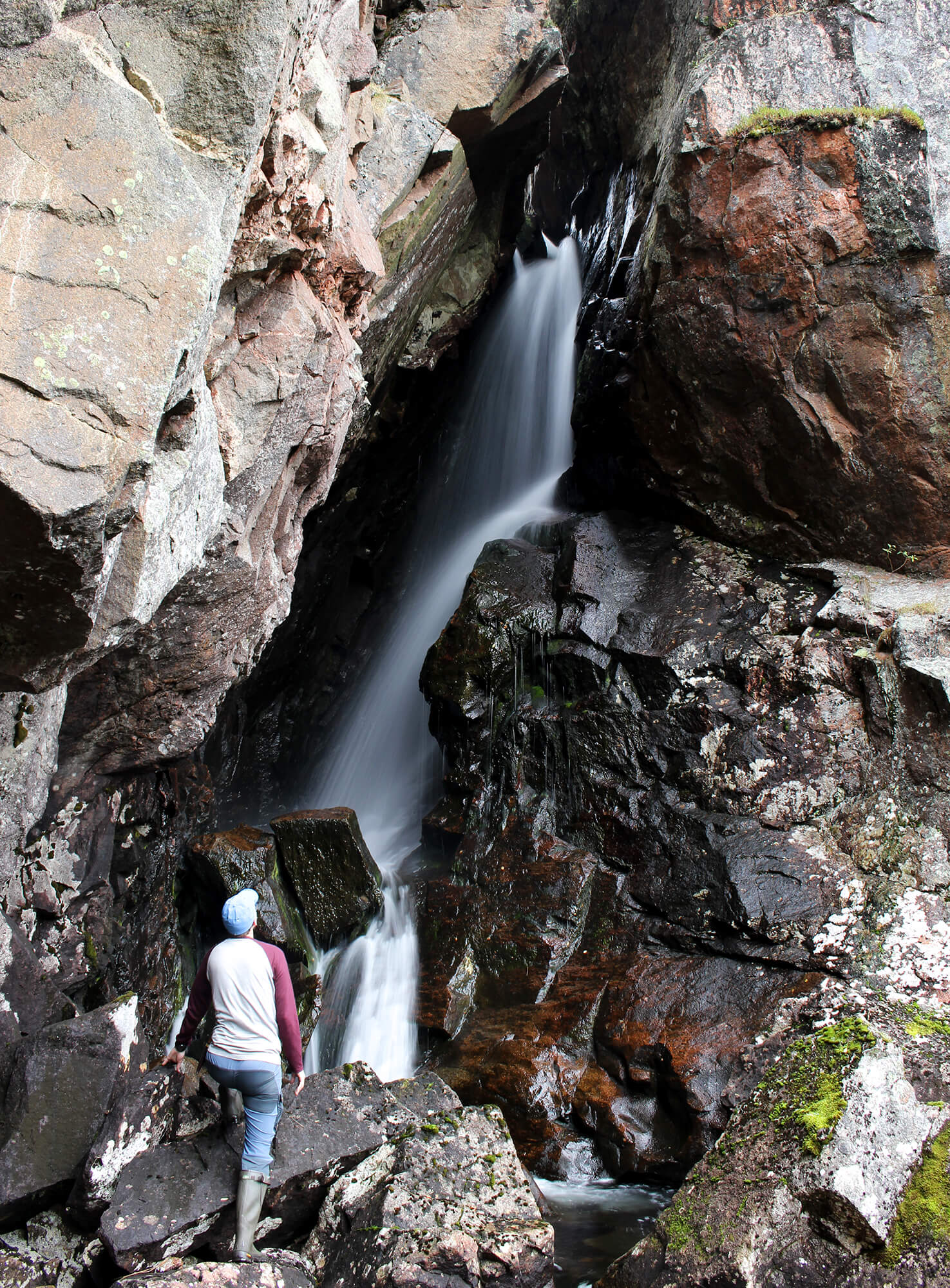 Routasen perimmäinen vesiputous suihkuaa kattilalaakson pohjalle kalliosuppilossa.