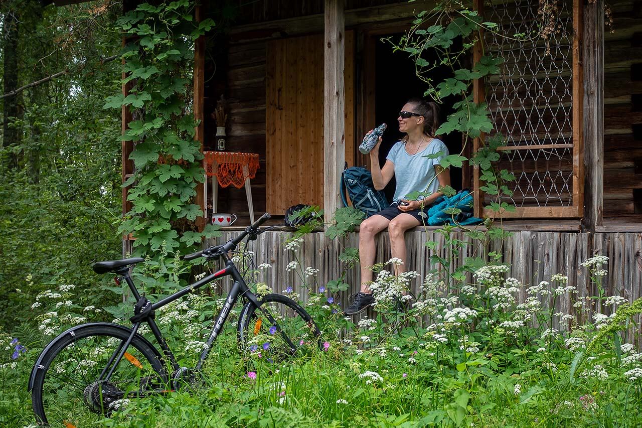 Ylellisiä öitä kartanoissa, autuaita aamuja vuosiksi unohtuneessa ja sittemmin kunnostetussa aittahuoneessa – kun kaikki on huolella ja valmiiksi mietittyä, on myös majoittuminen kokemus. Kuva: Tom Toivonen.