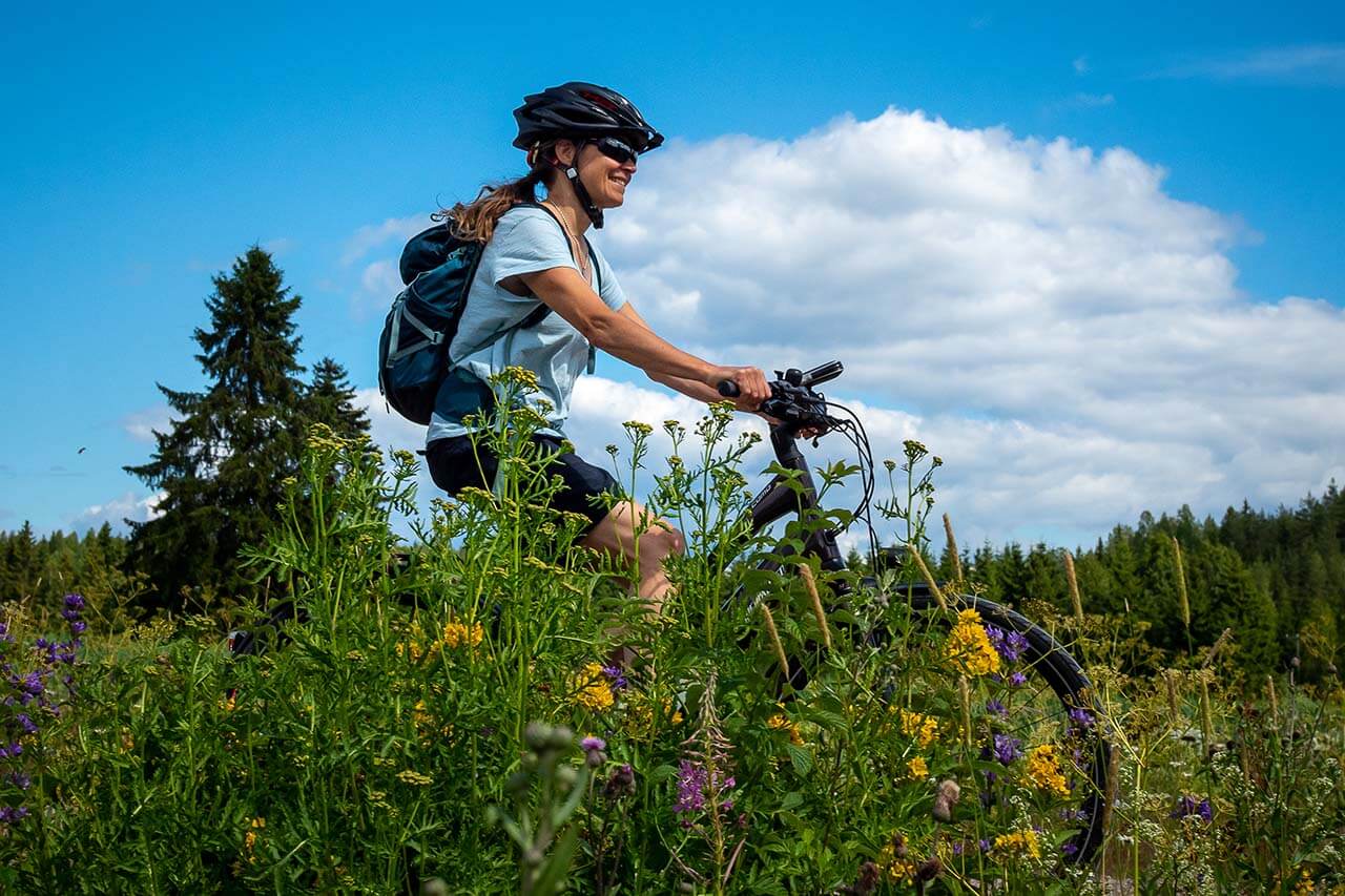 Lakanoista lakanoihin matkatessa kantamukset ovat kevyet. Jotkut majatalojen pitäjistä kuljettavat matkatavarat majapaikasta seuraavaan. Kuva: Tom Toivonen.