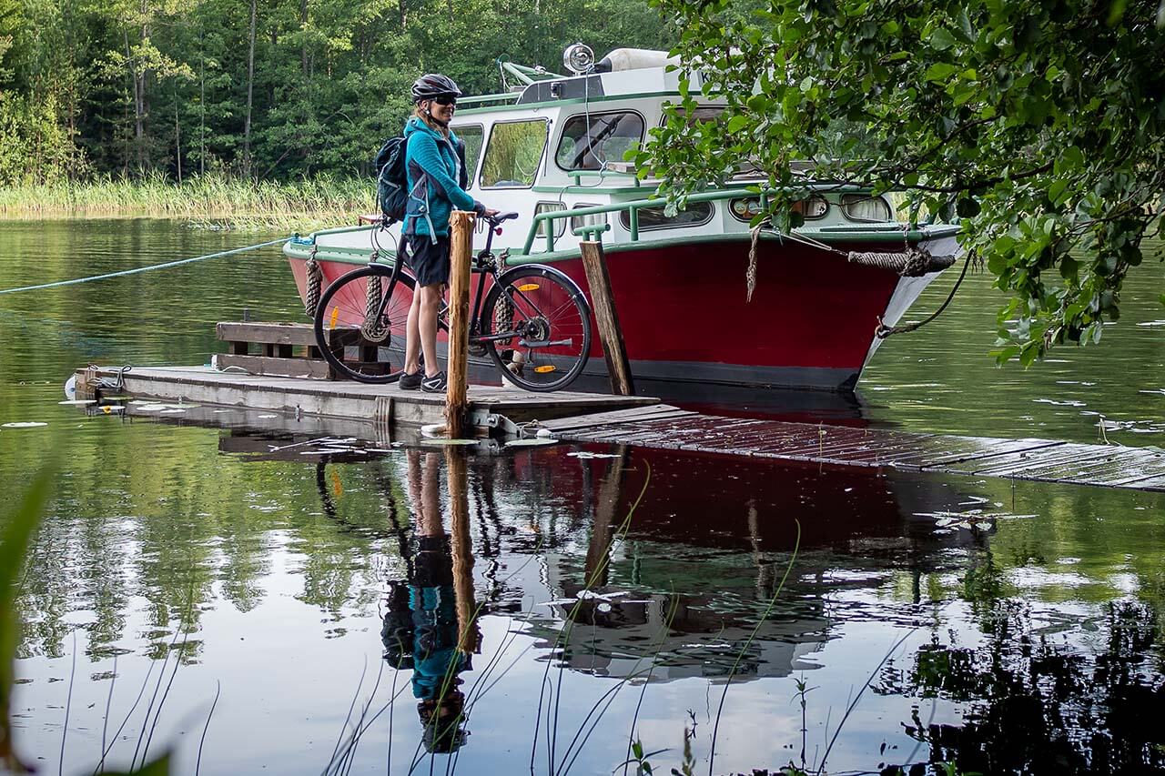 Saimaan kulttuurikierroksella pyörät nostetaan kalastaja-aluksen kyytiin ja matkataan Astuvansalmen kalliomaalausten äärelle kummastelemaan 6000 vuotta sitten seinään tehtyjä merkintöjä. Kuva: Tom Toivonen.