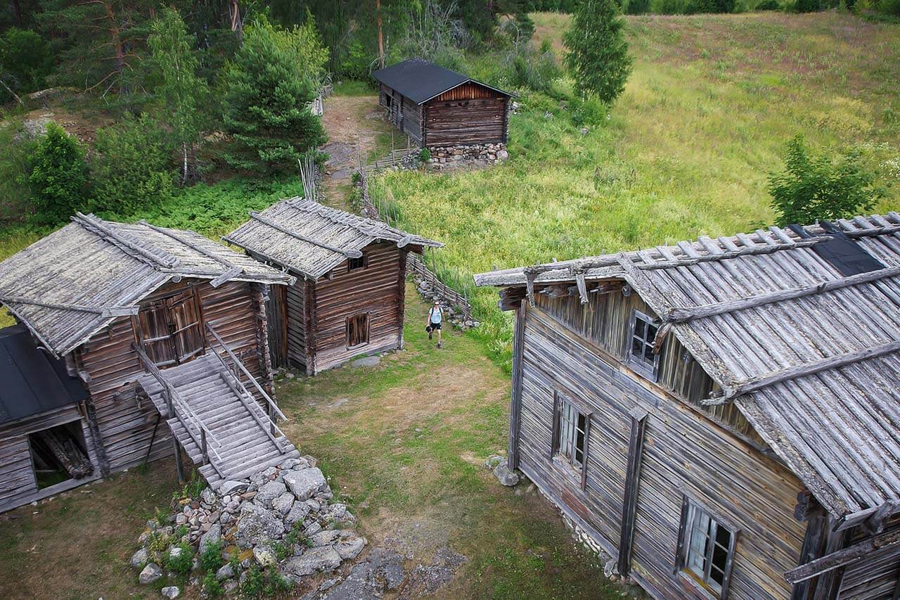 Luontoliikkujan pakettimatkoja värittävät usein pienet matkan varrelle osuvat kulttuurihelmet. Saimaan kierroksella kahden majatalon väliin osuu sopivasti Pien-Toijolan talonpoikaismuseo. Kuva: Tom Toivonen.