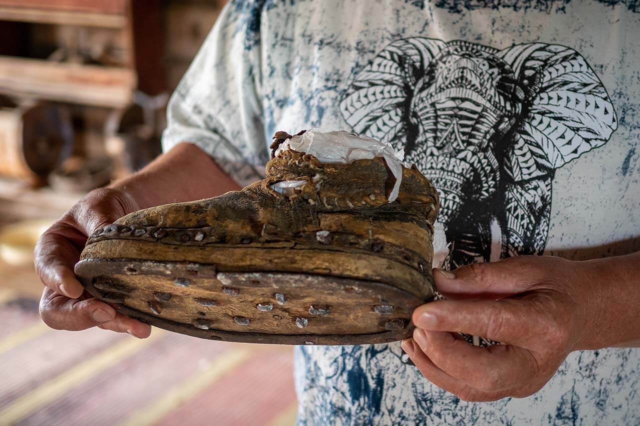 Luontoliikkujan pakettimatkoja värittävät usein pienet matkan varrelle osuvat kulttuurihelmet. Opas esittelee Pien-Toijolan tilalla ketunpyytäjä-Mikon innovoimia nastalenkkareita. Kuva: Tom Toivonen.