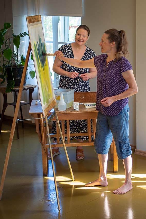 Vaihtuvat majapaikat tarjoavat yllättäviä elämyksiä. Saimaan saaressa taiteilija Katja Antonoff kaivaa lempeästi jokaisesta pyöräilijästä esiin piilevän akvarellistin. Kuva: Tom Toivonen.