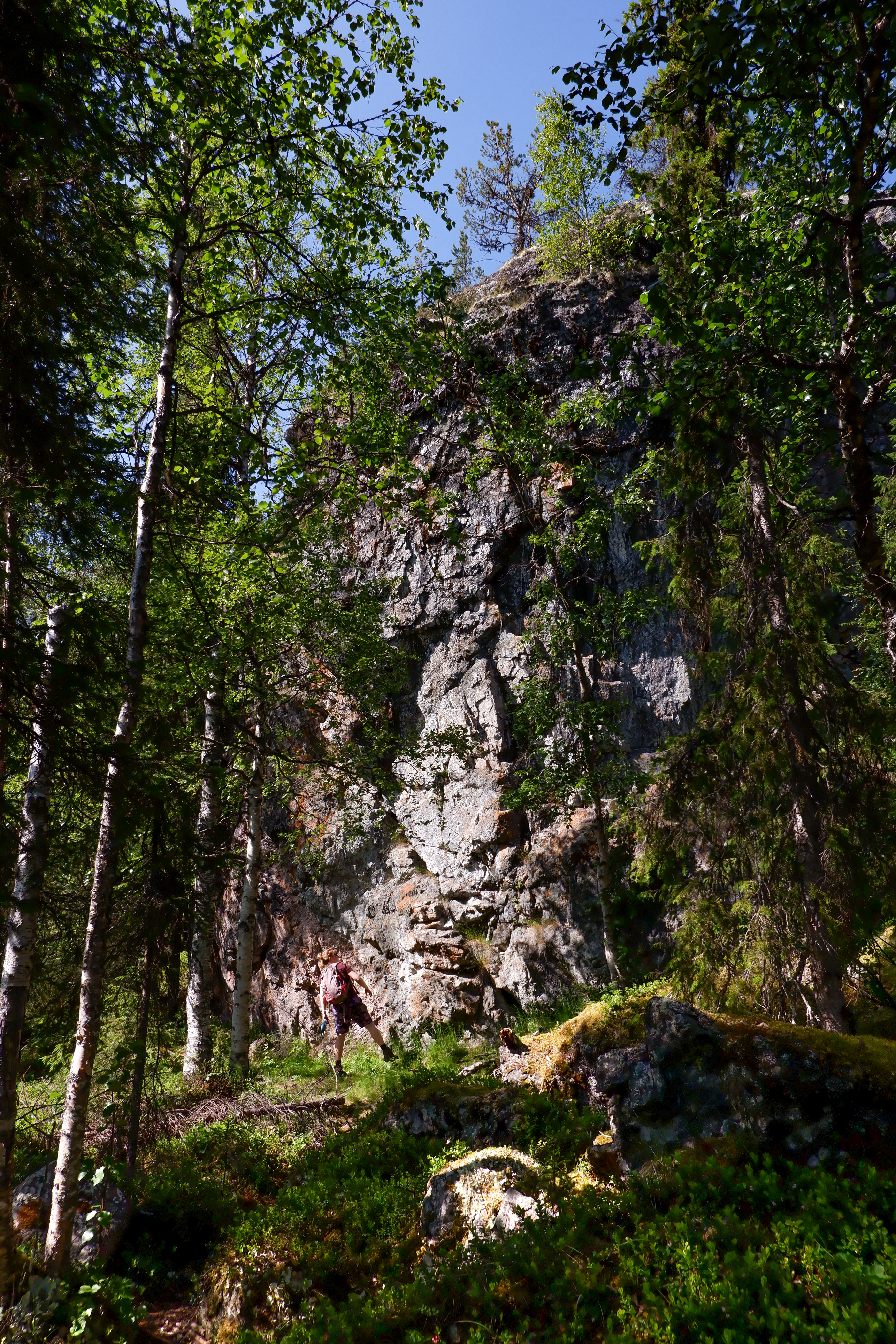 Seitapahta on massiivinen, jopa 30 metriä korkea kivi, pyhä ja muinaismuistolailla suojeltu kohde, jota tulee lähestyä kunnioittaen. Kuva: Jonna Saari.