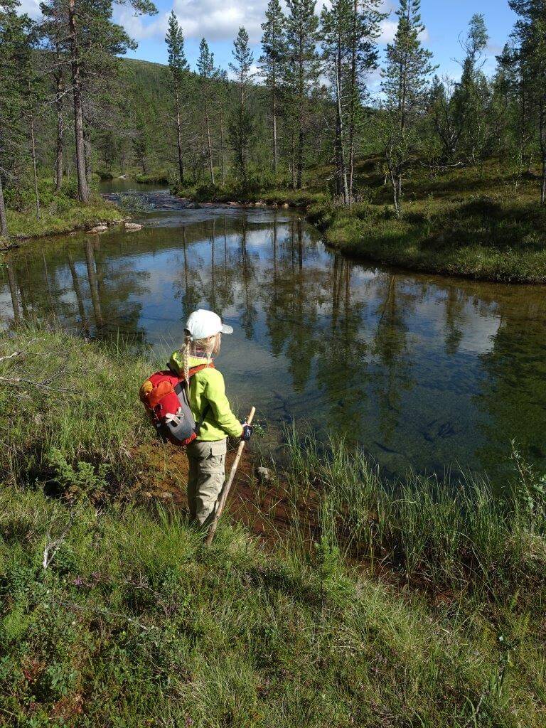 Yhteisellä matkalla iso ja pieni retkeilijä.