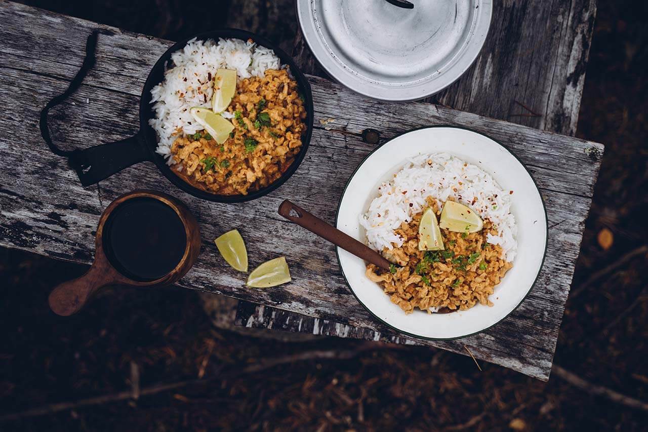 [01] Satay-härkis, kuva: Saara Atula,[02] Tattirisotto, kuva: Saara Atula,[03] Intialainen riisi, kuva: Saara Atula,[04] Linssiragu, kuva: Saara Atula,[05] Sitruunaruohocurry, kuva: Saara Atula.