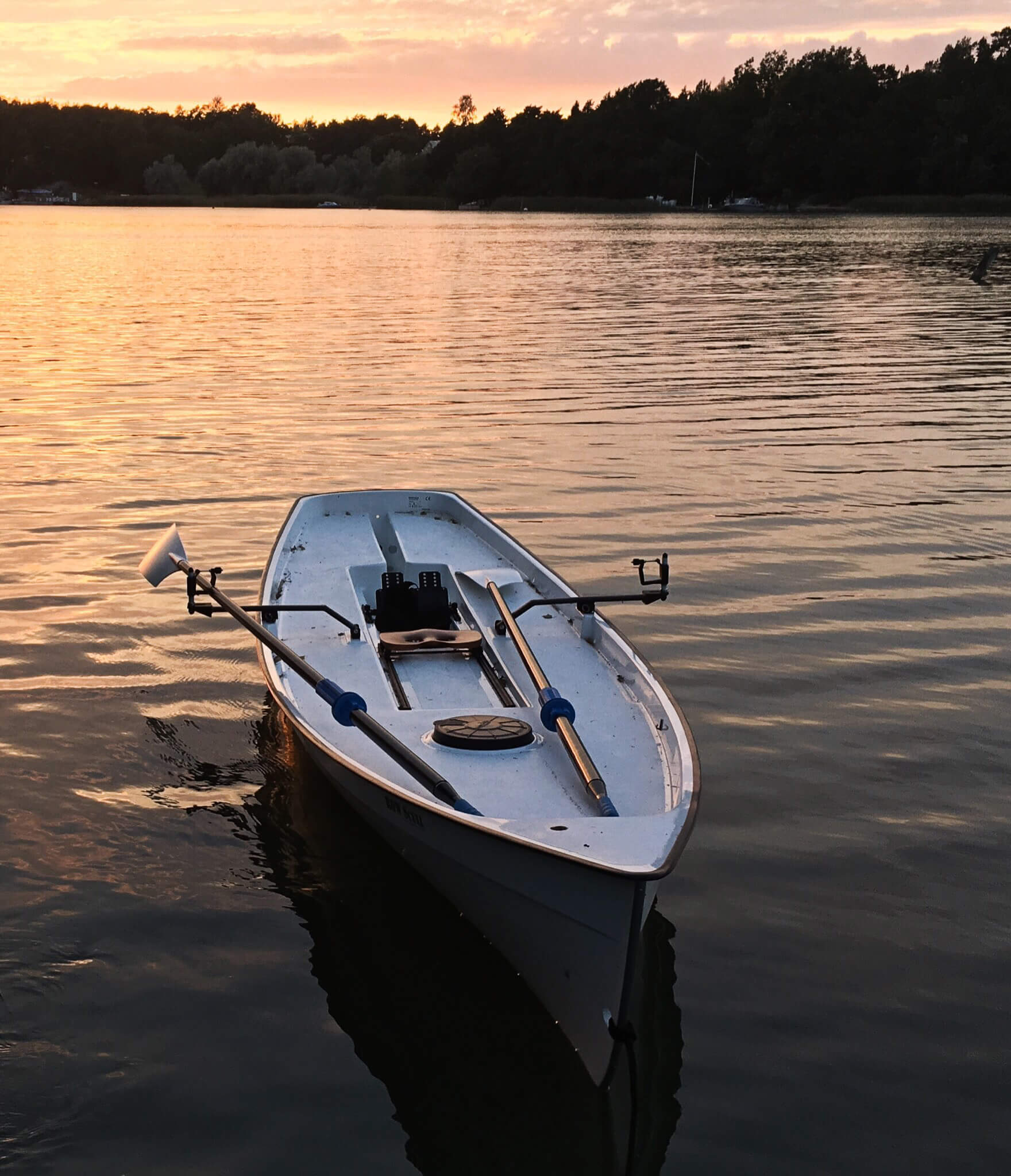 Strategiset mitat: Pituus 4,6 m, rungon leveys 1,15 m, kantavuus mallista riippuen 1–3 henkilöä