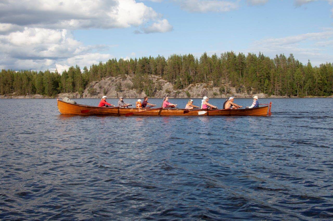 Kirkkoveneretkeilijät matkaavat kohti Kongon tukikohtaa ja Pihlajaveden saarten labyrinttejä.