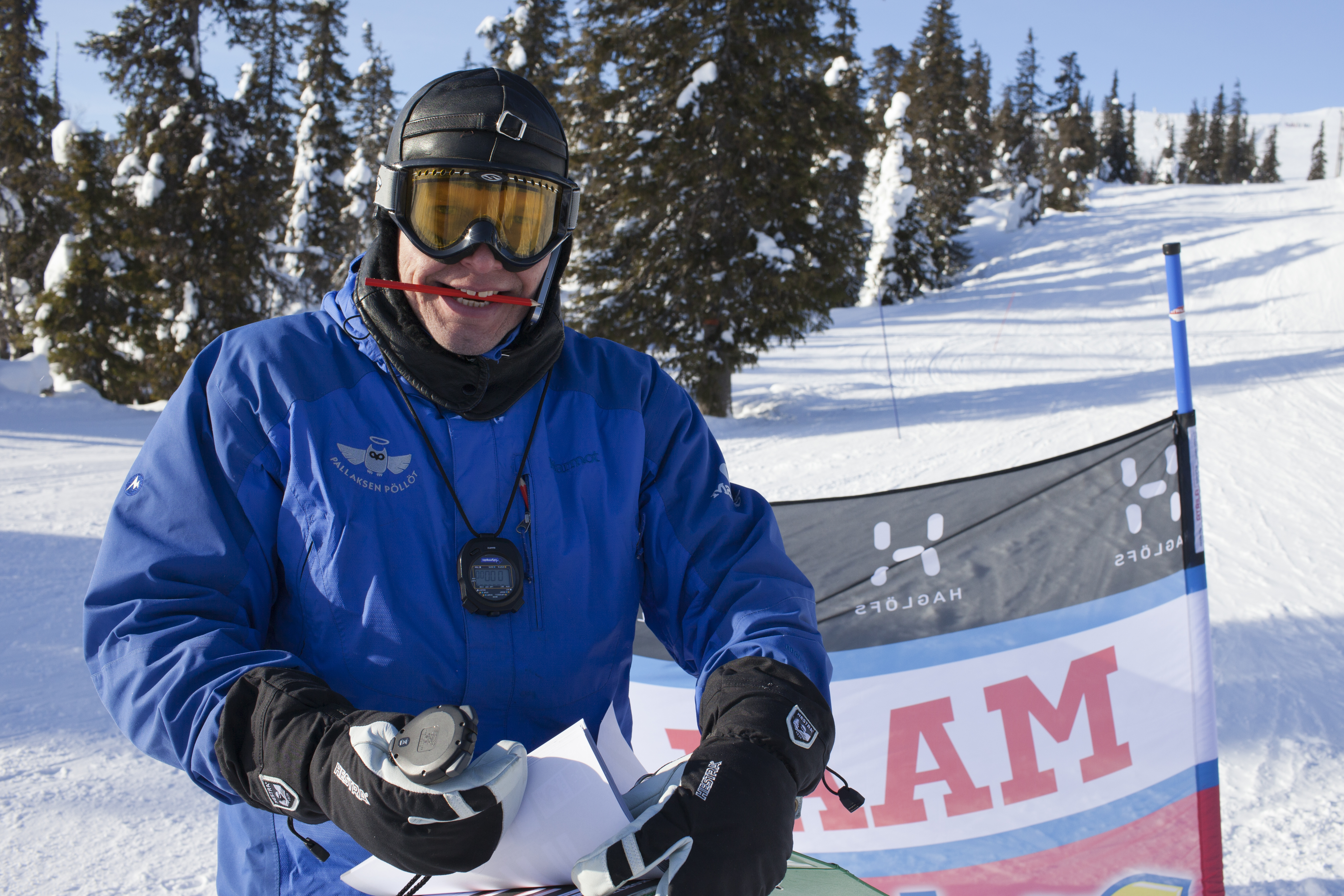 Pöllöjen viikottain järjestämä Suomi Slalom on Pallaksella muodostunut tavattoman suosituksi. Teemu Pöllö ajanottajana.