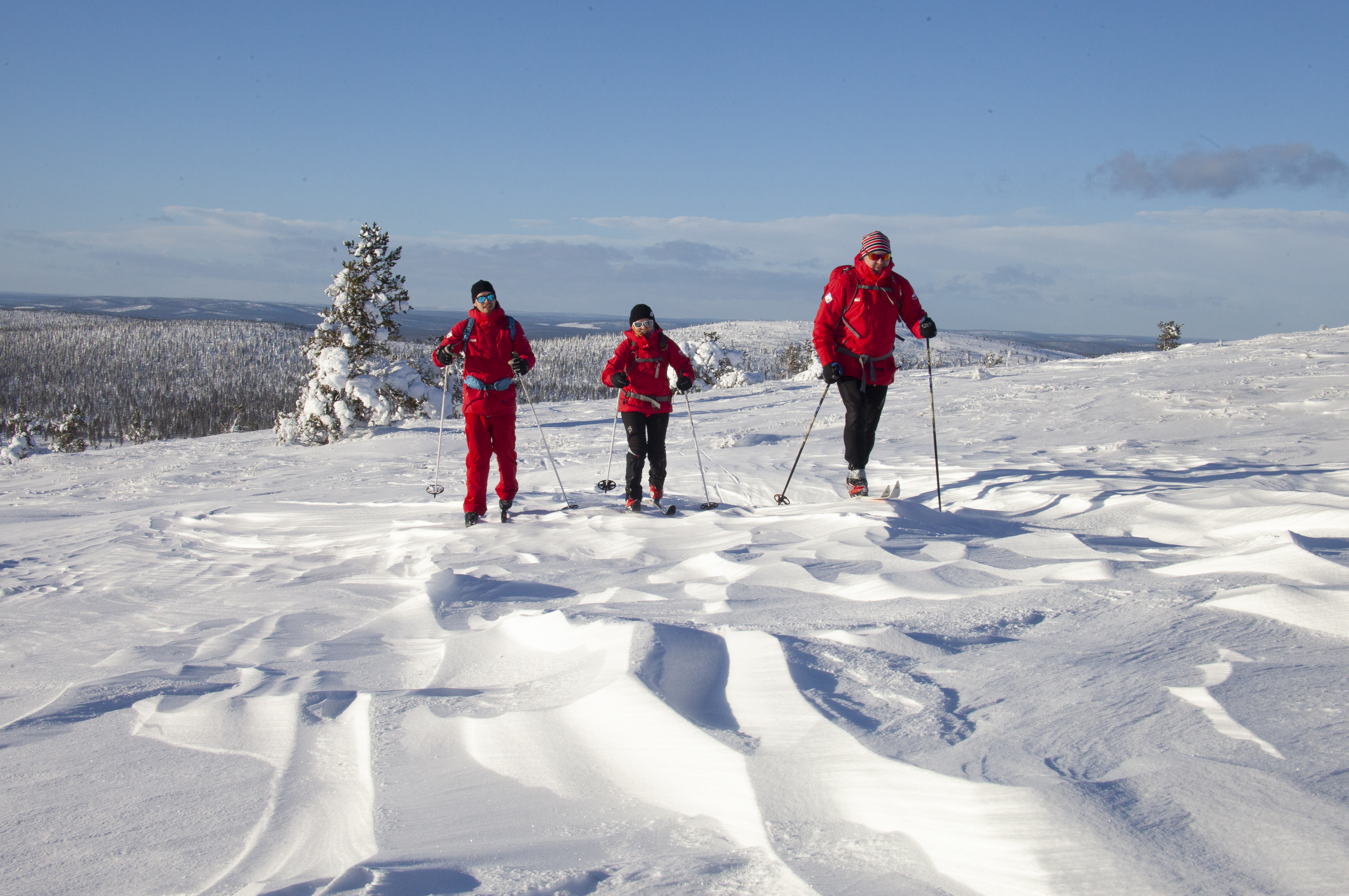 Juuso, Kaisa ja Olli tutustuvat Pöllöjen talvileirillä Rihmakurun vaarojen lumiolosuhteisiin Pallaksen mahtikerojen ”toisella puolen”. Omaehtoinen tietojen, taitojen ja maasto-osaamisen jatkuva parantaminen on osa Pöllöjen monipuolista ammattitaitoa.