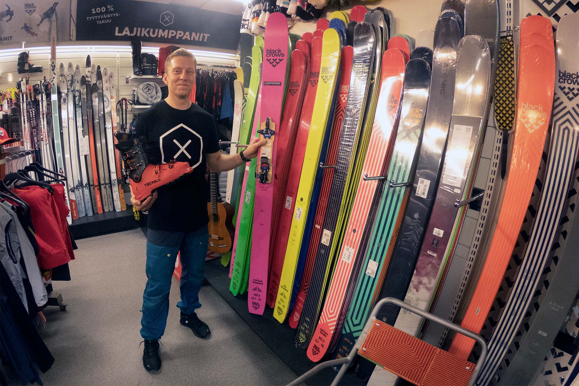 Miika Uusitalo opastaa vapaalaskuvälineiden valinnassa. Kuva: Sauli Herva.