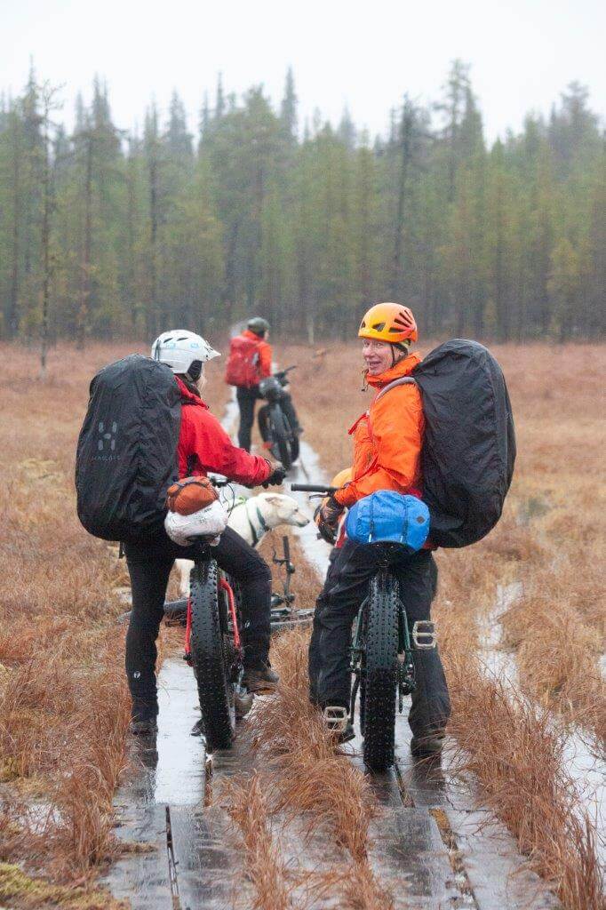 Vuoden takaiseen verrattuna maasto oli vetistä ja märkää. Suot pullistelivat tulvassa kuin pesusienet ja purot tulvivat yli äyräidensä.