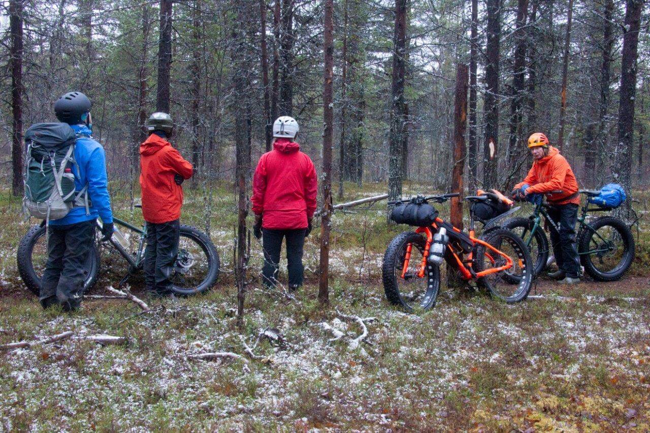 Pilkka puuhun ja hiljainen hetki retkitoverin muistolle. Kuva: Sauli Herva.