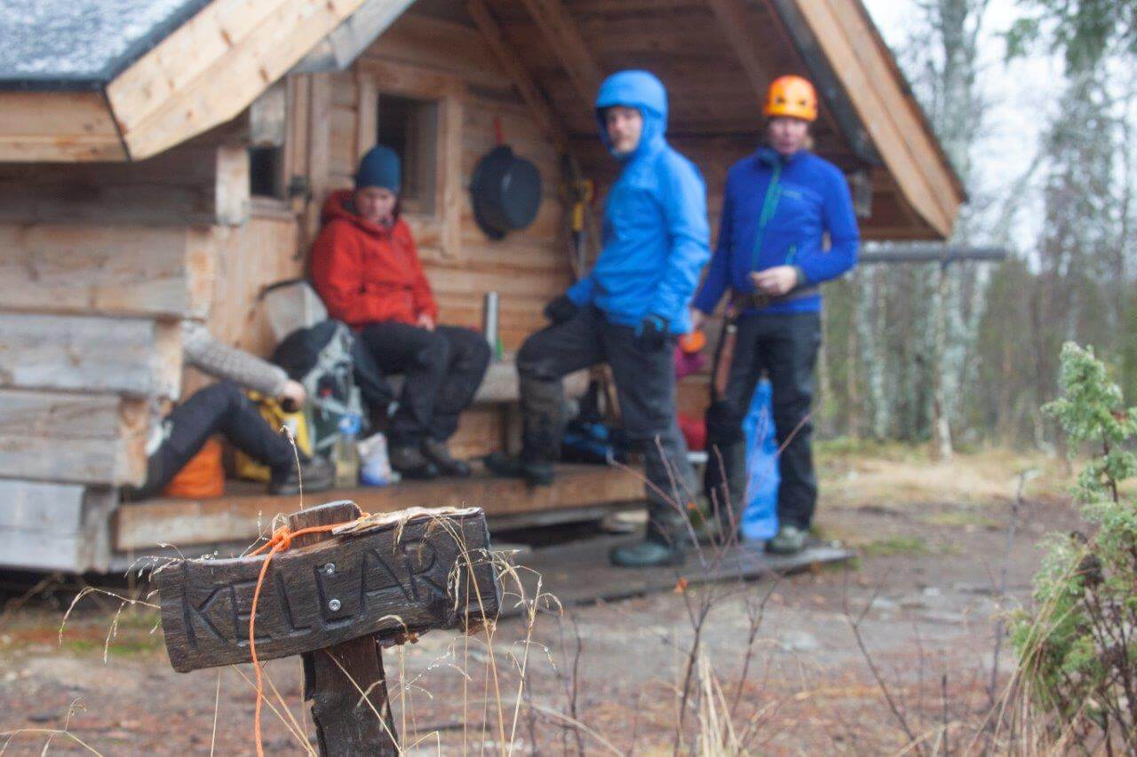 Rakitsaojan kämppä on viihtyisä tupa hyvällä paikalla.