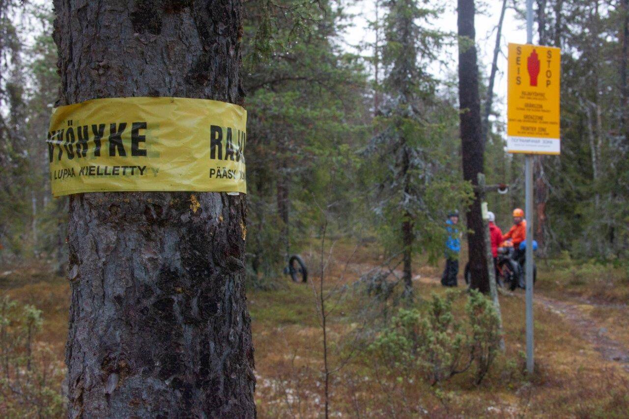 Rajavyöhykkeen takaraja on merkitty maastoon näkyvästi, eikä sitä lähemmäs valtakunnanrajaa voi jatkaa ilman Rajavartiolaitokselta haettavaa rajavyöhykelupaa.