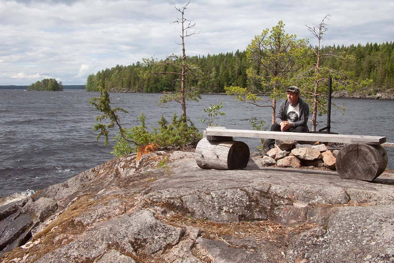 Retkeilypalvelupäällikkö Petri Mäkelä selostaa kaupungin retkeilypalveluiden nykytilaa ja tulevaisuutta Polsonlahden nuotiopaikalla Näsijärven rannassa. Kuva: Sauli Herva.