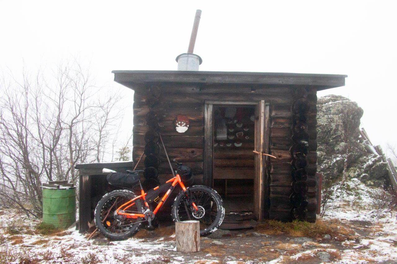 Korvatunturin postitoimisto ja taukokämppä tunturin laella. Joulupukin virallinen postinumero 99999, ohjaa postin nykyään kylläkin virheellisesti Napapiirille.