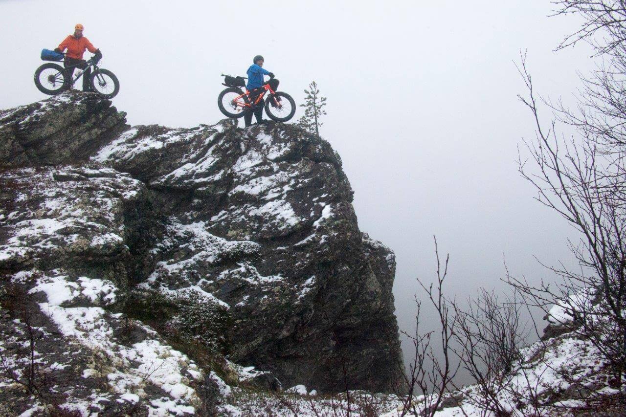 Korvatunturin kolmesta rosoisesta huipusta läntisin sijaitsee rajavyöhykkeellä juuri ja juuri Suomen puolella valtakuntien välistä rajalinjaa. Kuvat: Sauli Herva.