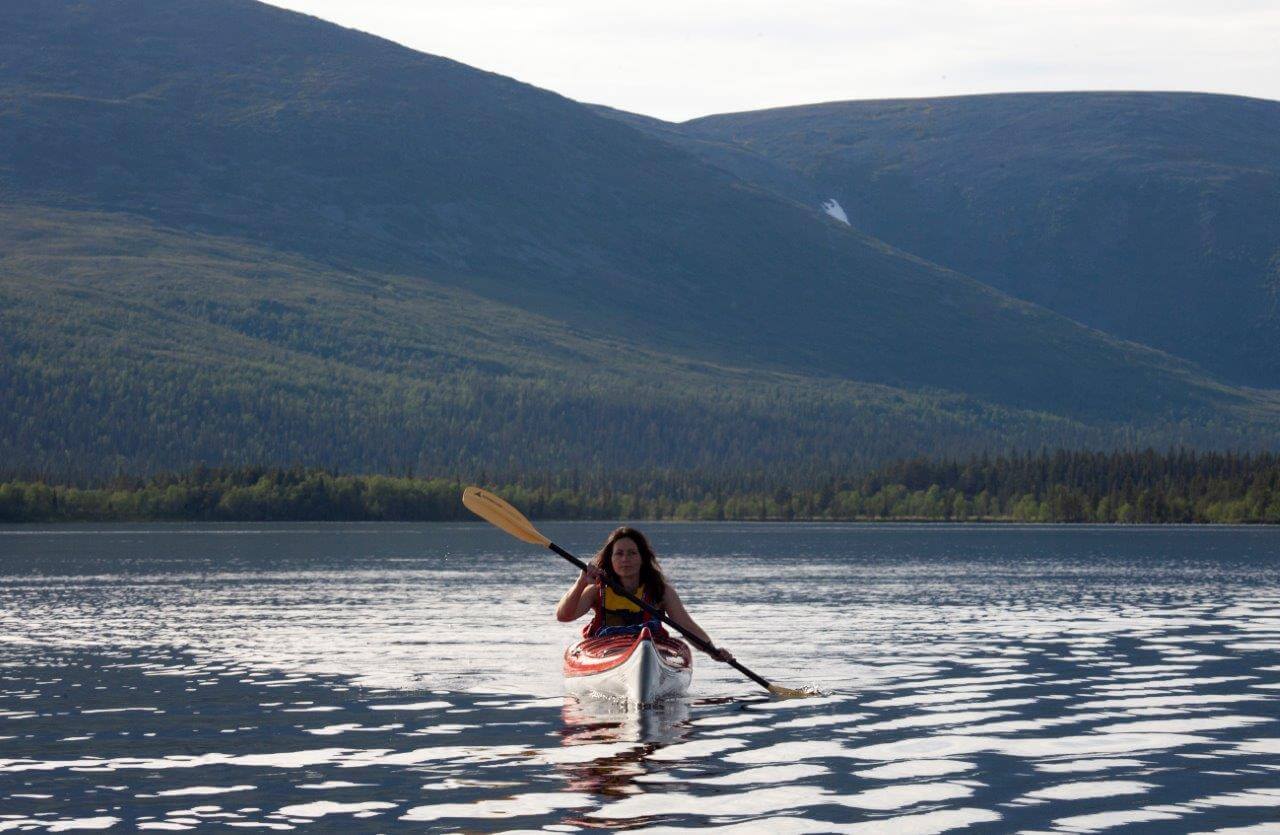 Kajakkimelojat ovat etuoikeutettuja Pallasjärvellä mahtavan tunturimuurin kehystäessä maisemaa lännenpuolella. Pyhäkurussa voi säilyä lumenviipymiä pitkälle loppukesään.